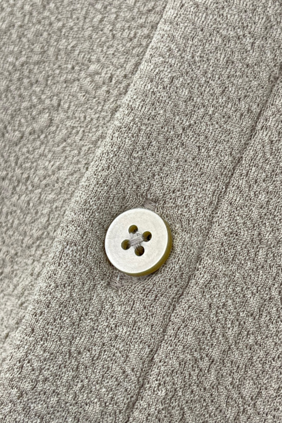 Nazef Dar Kesim Likralı Bej Rengi İtalyan Yaka Kısa Kollu Gömlek