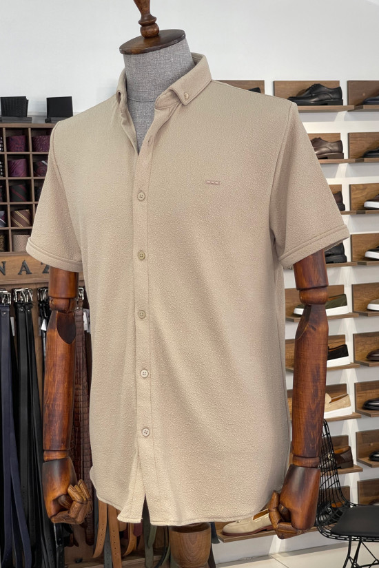 Nazef Dar Kesim Likralı Bej Rengi İtalyan Yaka Kısa Kollu Gömlek