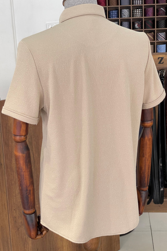 Nazef Dar Kesim Likralı Bej Rengi İtalyan Yaka Kısa Kollu Gömlek