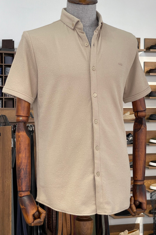 Nazef Dar Kesim Likralı Bej Rengi İtalyan Yaka Kısa Kollu Gömlek